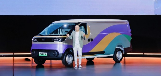 9.58万起破局大VAN市场！上汽大通“大拿”携鸿图超级商用电动架构、铃驹生态重塑创富新生态
